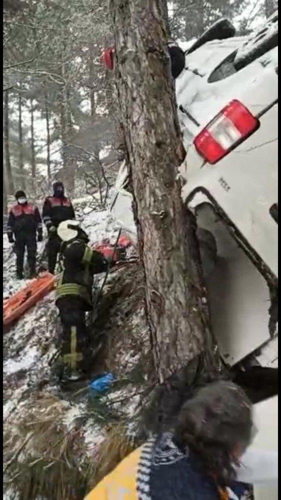 Manisa’da araç uçuruma yuvarlandı: 2 yaralı