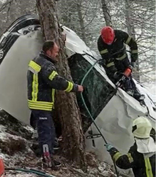 Manisa’da araç uçuruma yuvarlandı: 2 yaralı