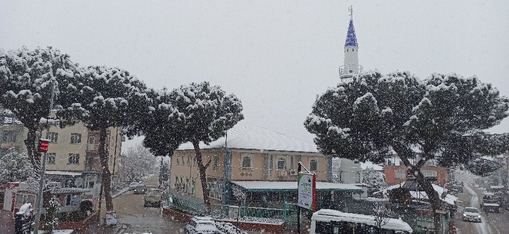 Ödemiş Ovası’na kar yağdı, bakla ve bezelye üreticileri tedirgin