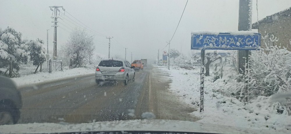 Ödemiş Ovası’na kar yağdı, bakla ve bezelye üreticileri tedirgin