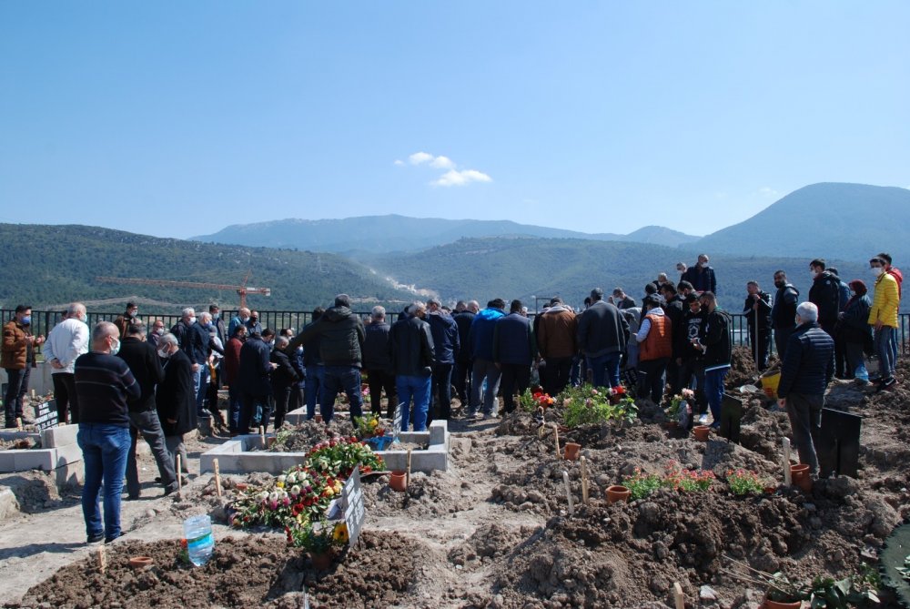 5 aylık hamileyken öldürülen Sezen defnedildi