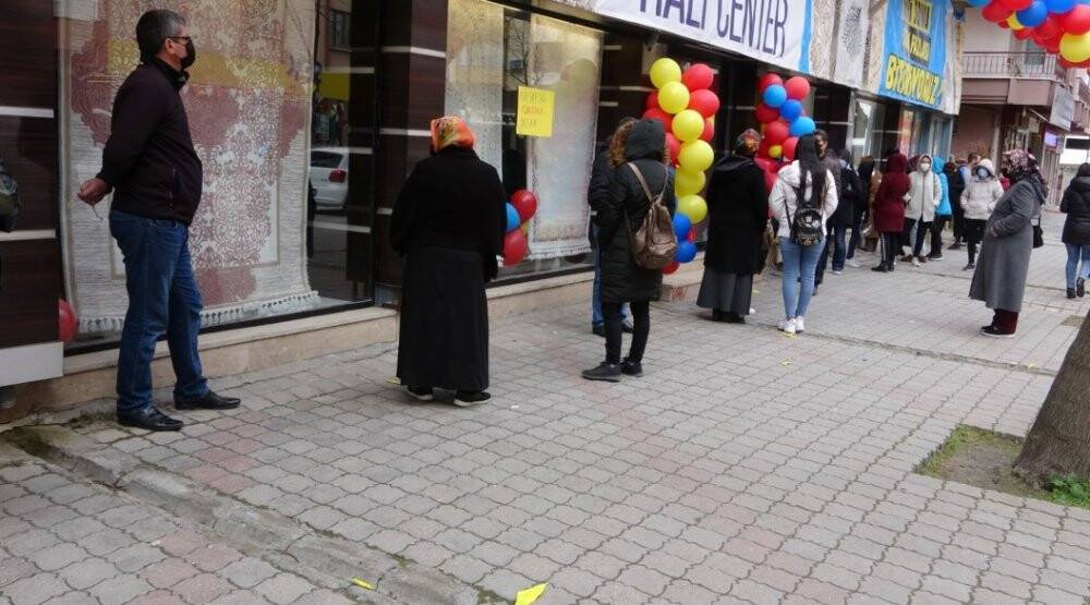 Ucuz halı kuyruğu