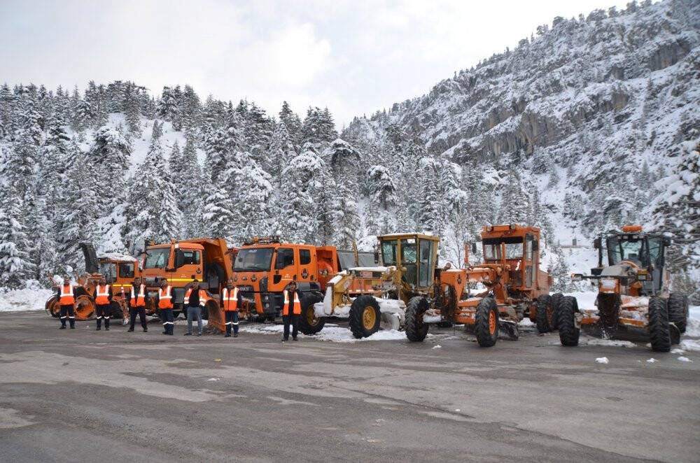 Kar savaşçılarının 1825 metre rakımlı Konya-Antalya karayolunda zorlu mesaisi