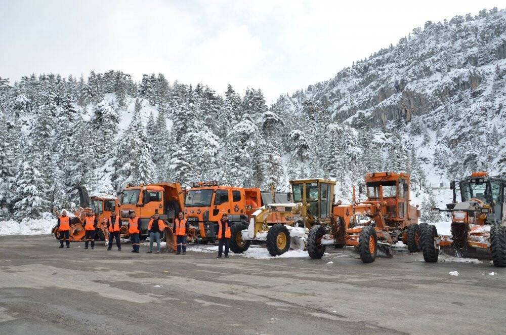 Kar savaşçılarının 1825 metre rakımlı Konya-Antalya karayolunda zorlu mesaisi
