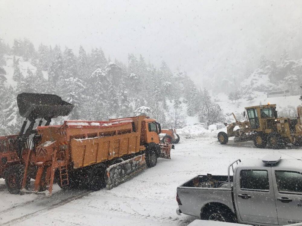 Kar savaşçılarının 1825 metre rakımlı Konya-Antalya karayolunda zorlu mesaisi