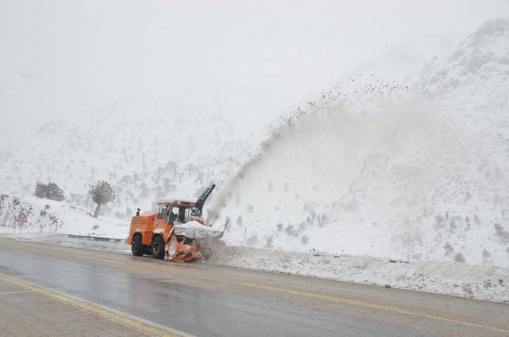 Kar savaşçılarının 1825 metre rakımlı Konya-Antalya karayolunda zorlu mesaisi