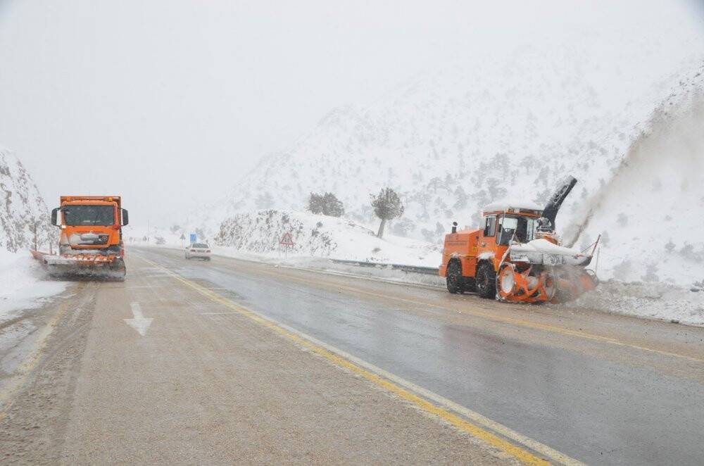 Kar savaşçılarının 1825 metre rakımlı Konya-Antalya karayolunda zorlu mesaisi