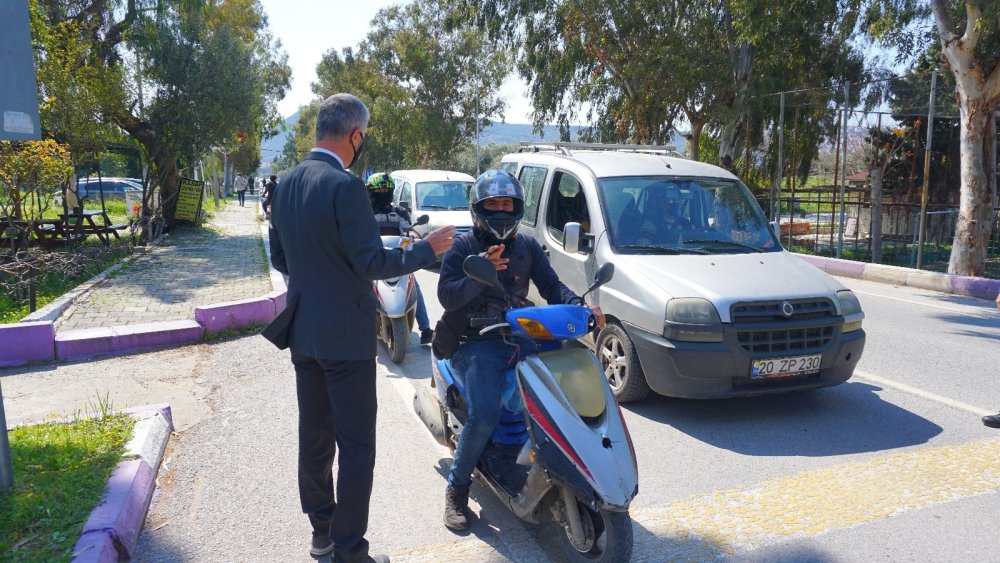 Foça’da yaya geçitlerine ’kırmızı çizgi’ çekildi