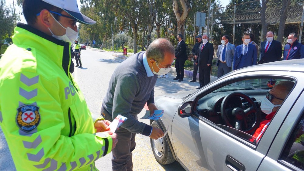 Foça’da yaya geçitlerine ’kırmızı çizgi’ çekildi