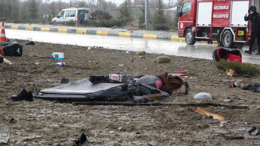 Minibüs ile hafif ticari araç çarpıştı: 3 ölü, 8 yaralı