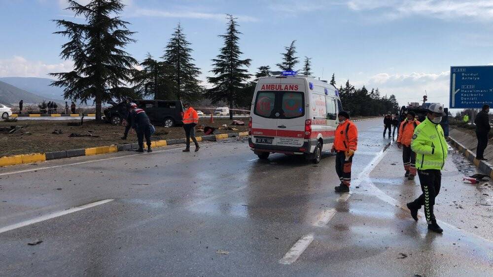 Minibüs ile hafif ticari araç çarpıştı: 3 ölü, 8 yaralı