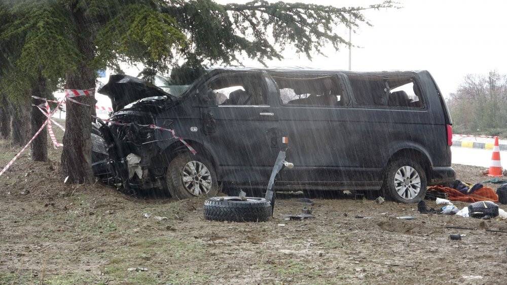 Minibüs ile hafif ticari araç çarpıştı: 3 ölü, 8 yaralı