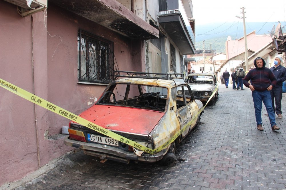 5 ev, 2 otomobilin küle döndüğü yangının boyutu gün ağarınca ortaya çıktı