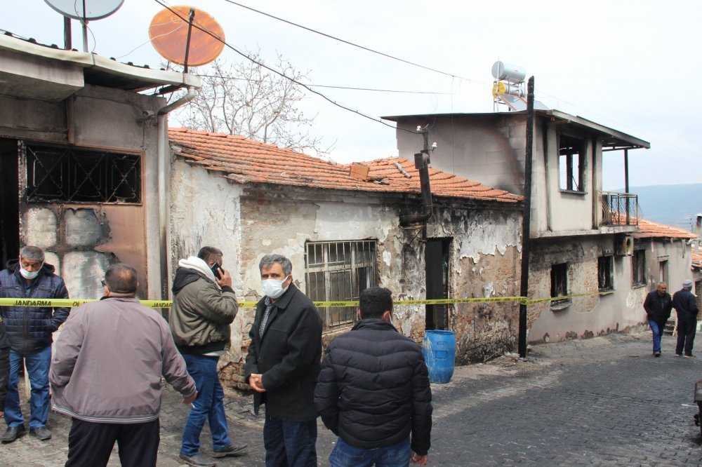 5 ev, 2 otomobilin küle döndüğü yangının boyutu gün ağarınca ortaya çıktı