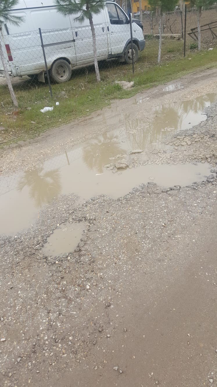 Bozuk yollar esnafları çileden çıkardı