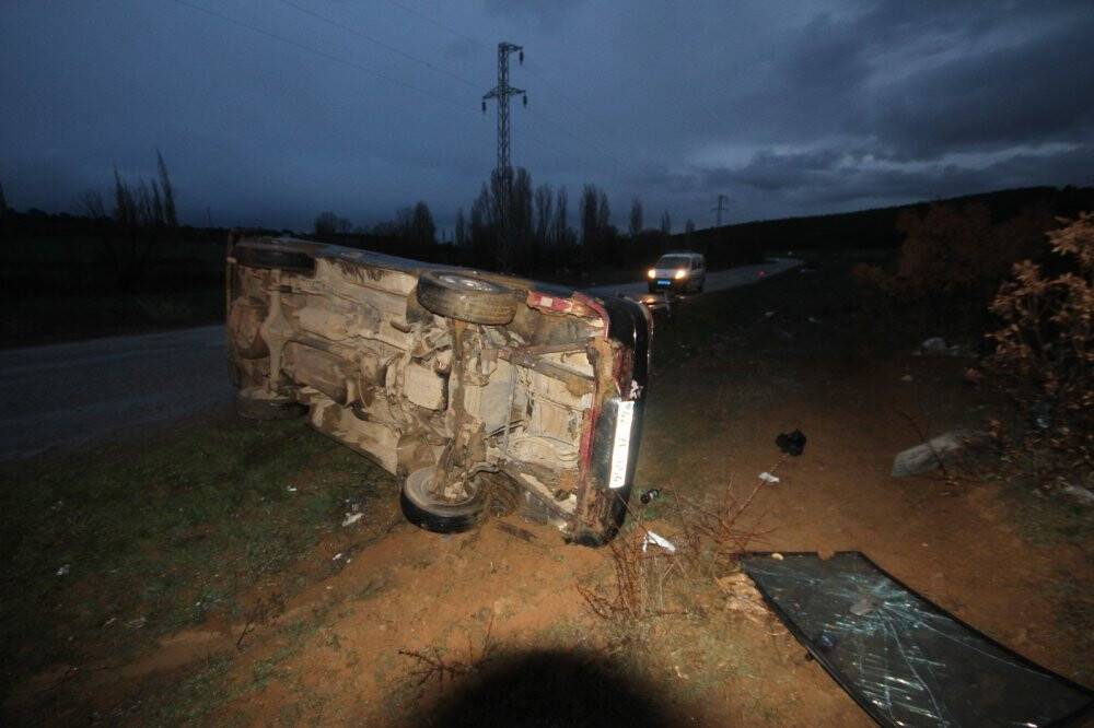 Konya'da kontrolden çıkan minibüs devrildi!