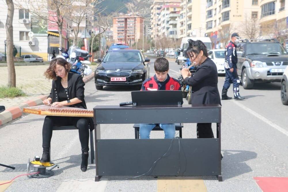 Otizmli piyanistten yaya geçidinde resital
