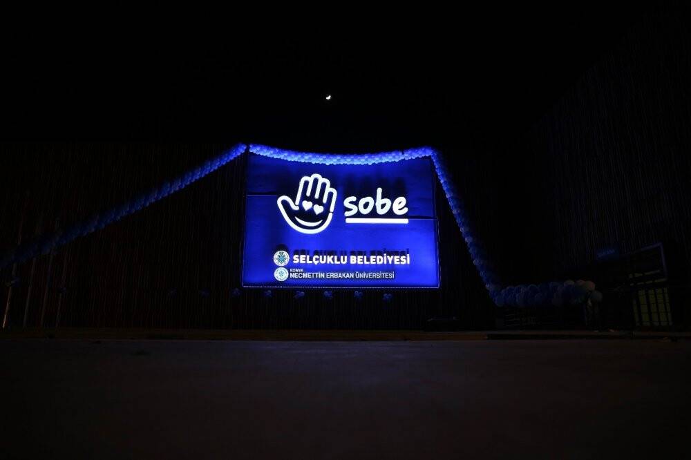 Selçuklu’nun sembol binaları otizm için mavi oldu