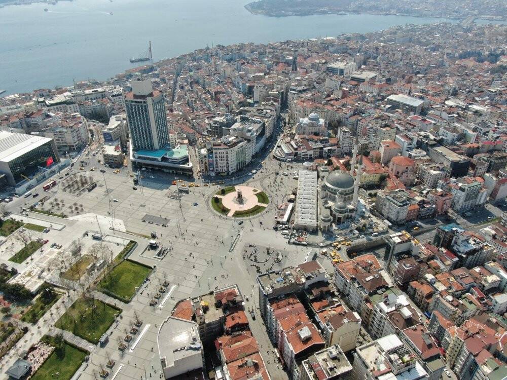 Turistlere kalan Taksim Meydanı havadan görüntülendi