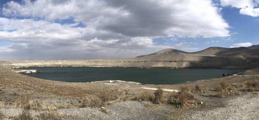 Acıgöl’de su seviyesi düşüyor çatlaklar oluşuyor