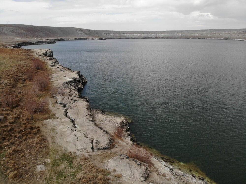 Acıgöl’de su seviyesi düşüyor çatlaklar oluşuyor