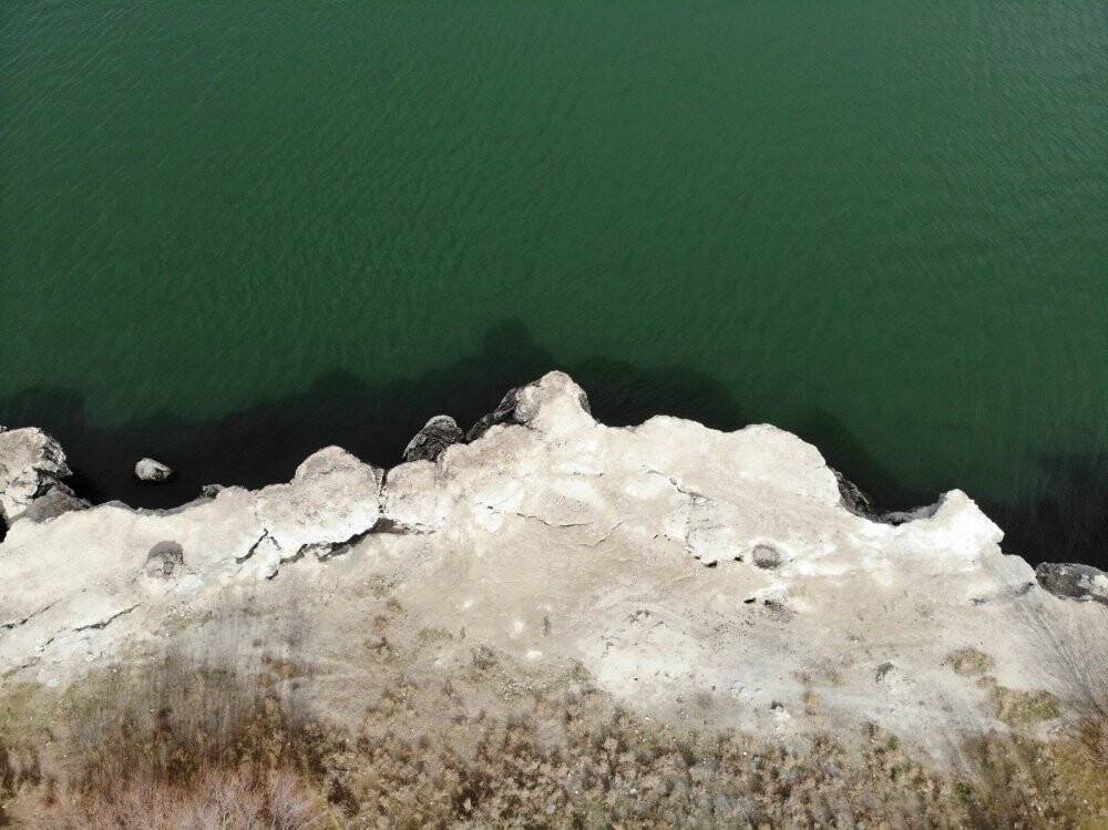 Acıgöl’de su seviyesi düşüyor çatlaklar oluşuyor