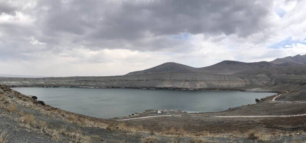 Acıgöl’de su seviyesi düşüyor çatlaklar oluşuyor