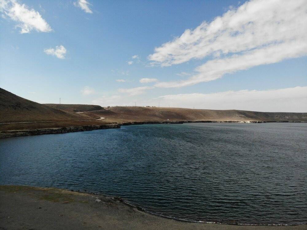 Acıgöl’de su seviyesi düşüyor çatlaklar oluşuyor