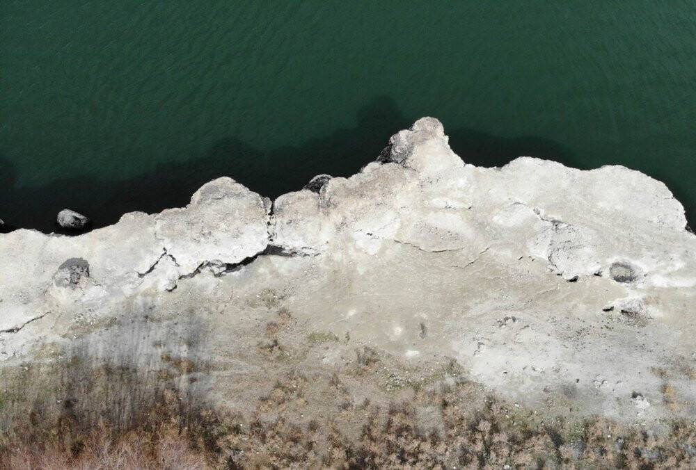 Acıgöl’de su seviyesi düşüyor çatlaklar oluşuyor