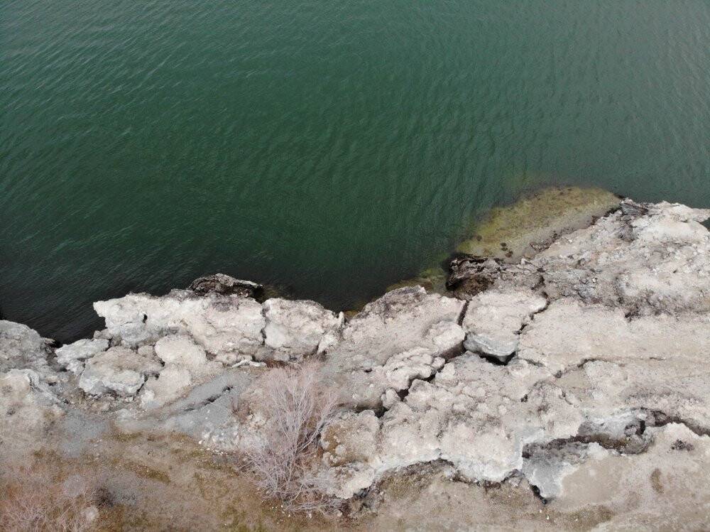 Acıgöl’de su seviyesi düşüyor çatlaklar oluşuyor