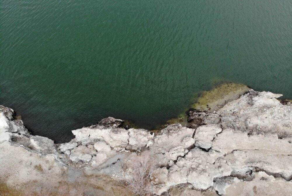 Acıgöl’de su seviyesi düşüyor çatlaklar oluşuyor