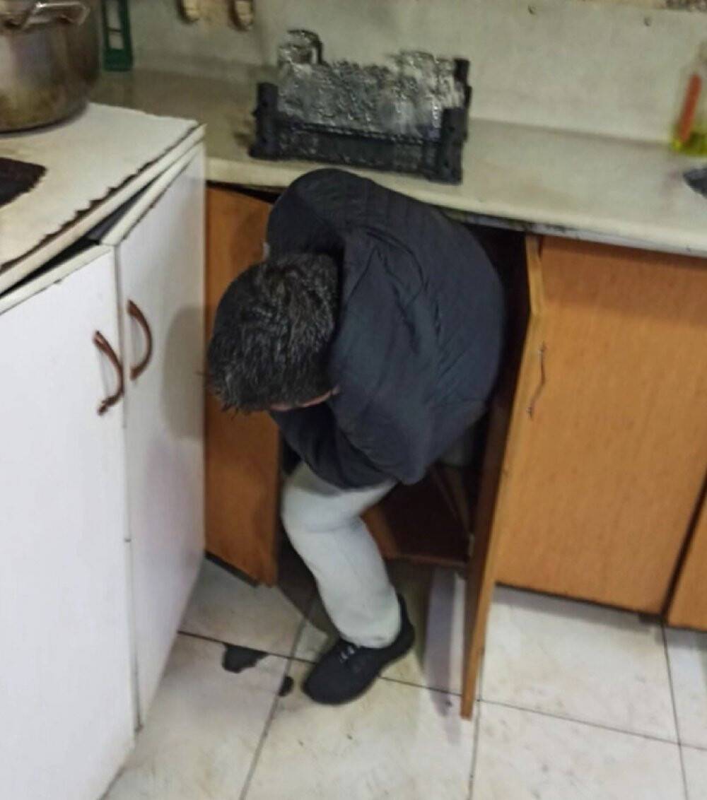 Konya'da eğlence mekanına baskın! 2 kişi tezgah dolabından ve koltuk kasasından çıktı