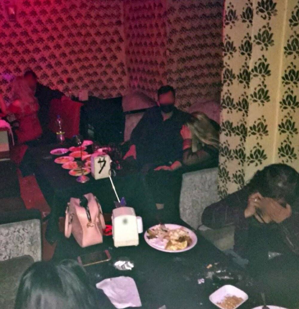 Konya'da eğlence mekanına baskın! 2 kişi tezgah dolabından ve koltuk kasasından çıktı