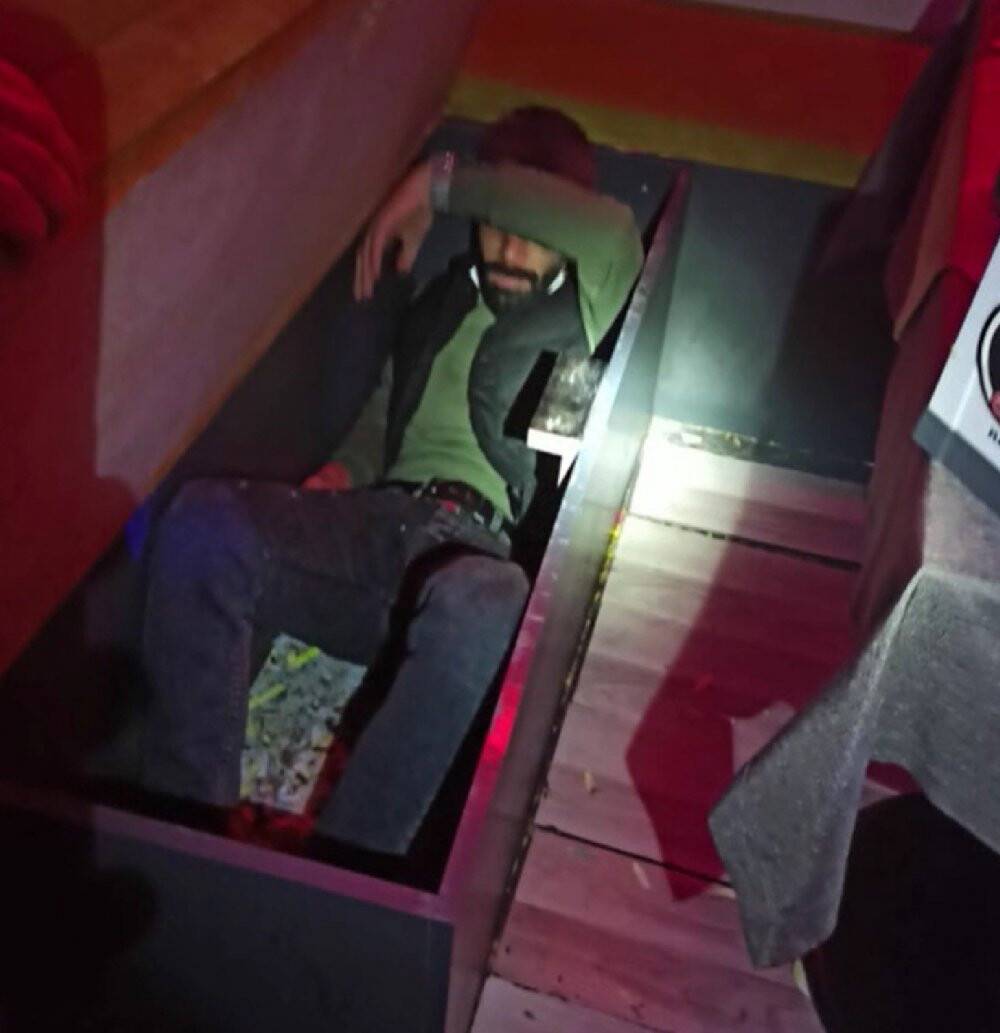 Konya'da eğlence mekanına baskın! 2 kişi tezgah dolabından ve koltuk kasasından çıktı