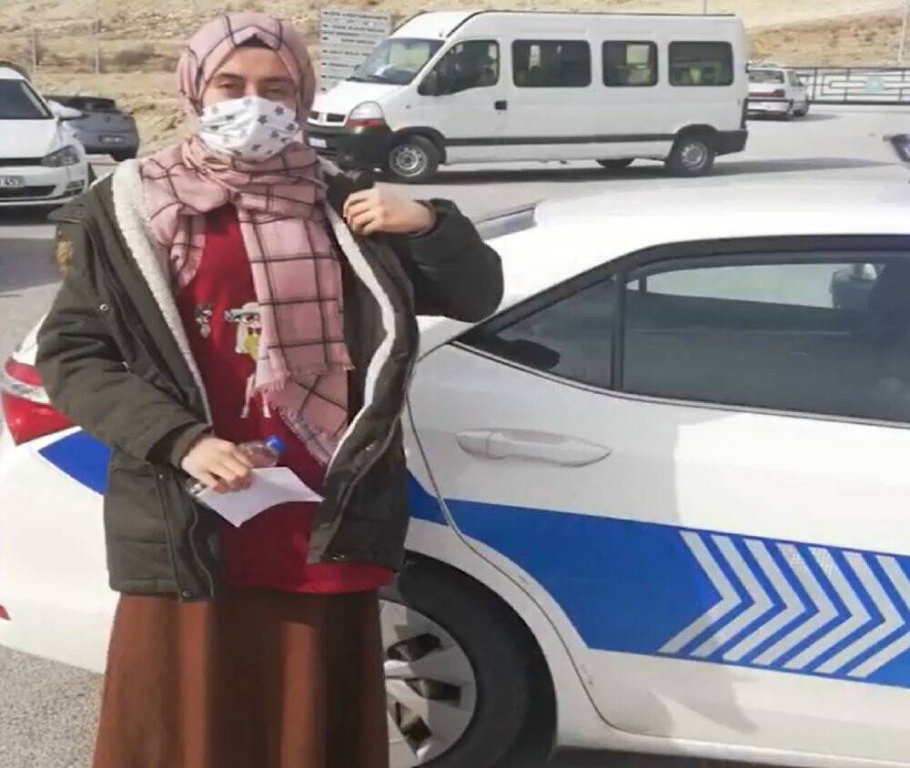 Konya'da sınava geç kalan öğrencinin yardımına polis yetişti