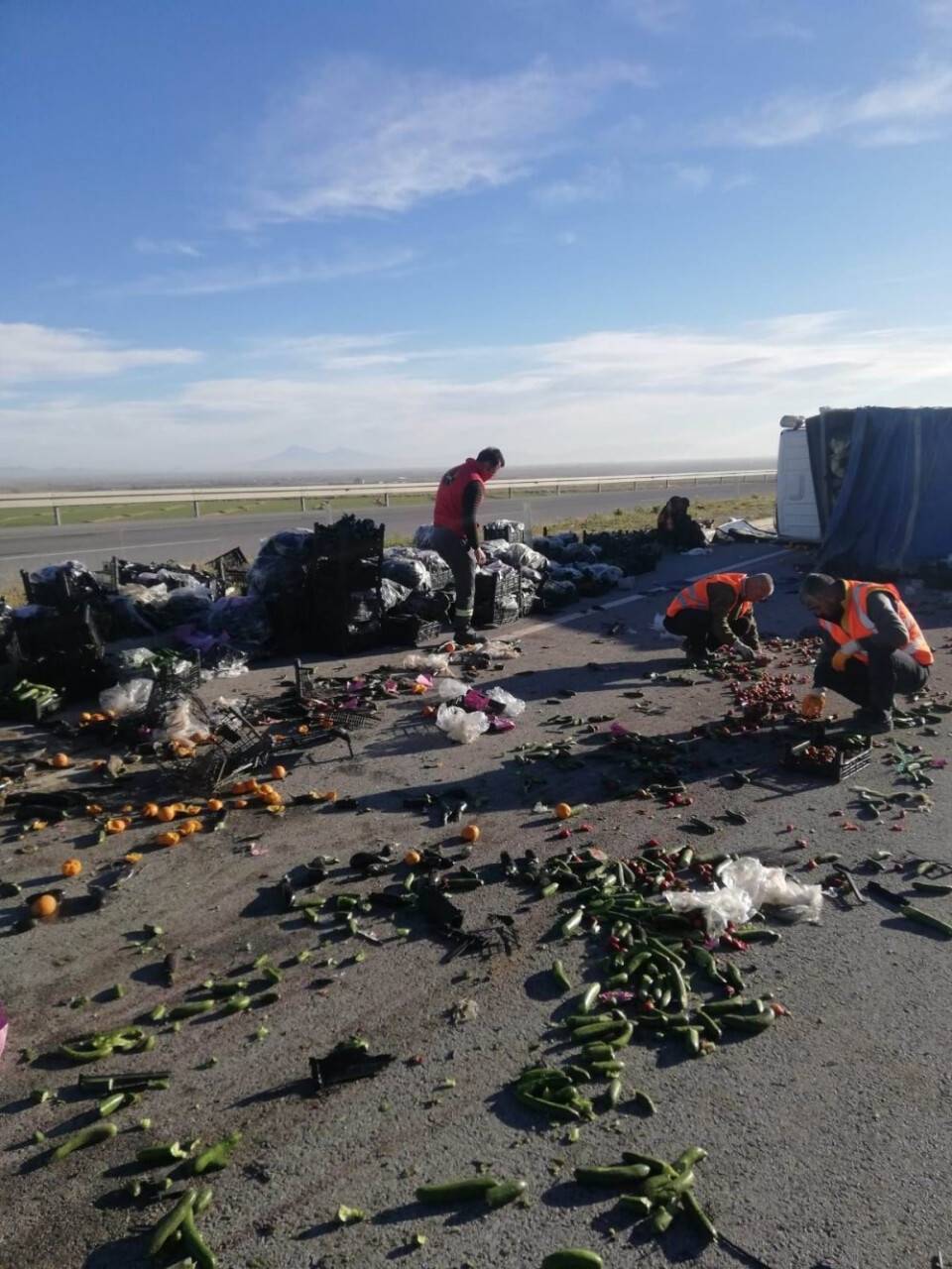 Konya'da kaza! Meyve yüklü kamyonet takla attı