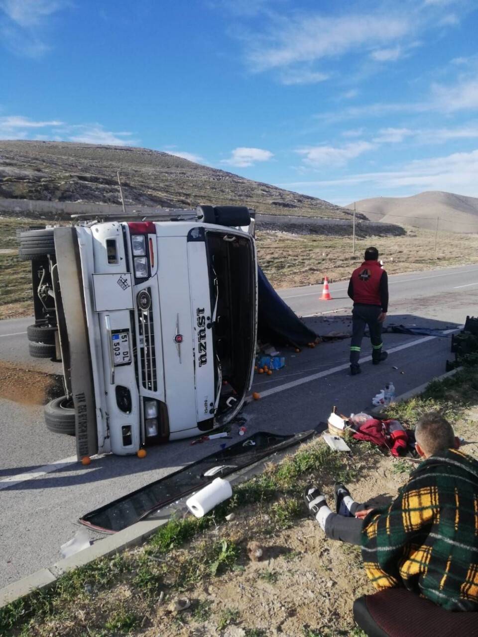 Konya'da kaza! Meyve yüklü kamyonet takla attı