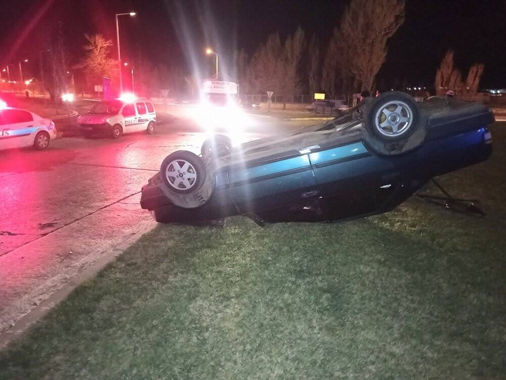 Konya'da otomobil refüje çarpıp takla attı: 2 yaralı