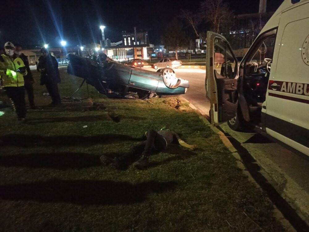 Konya'da otomobil refüje çarpıp takla attı: 2 yaralı