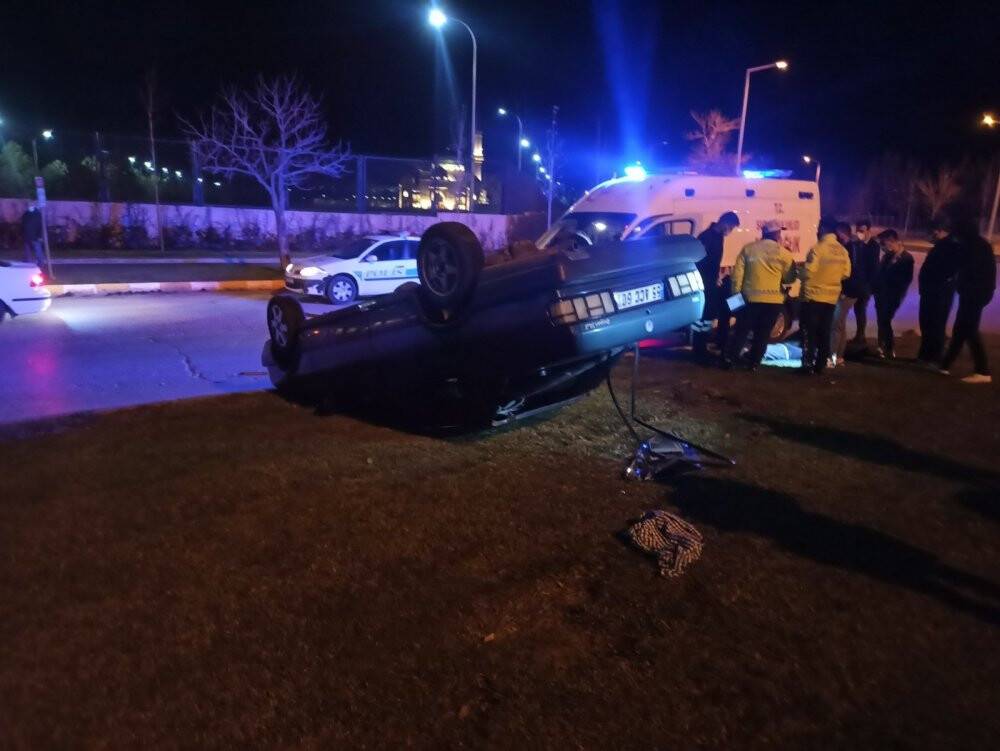 Konya'da otomobil refüje çarpıp takla attı: 2 yaralı