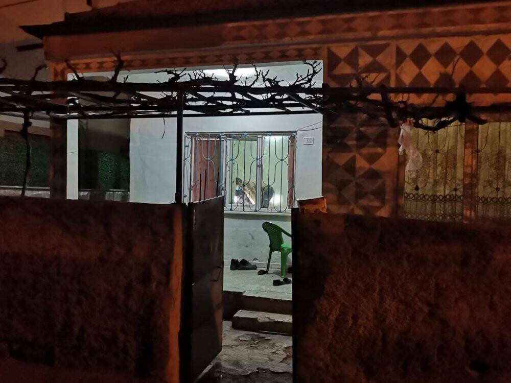 Evde otururken dışardan açılan ateş sonucu yaralandı