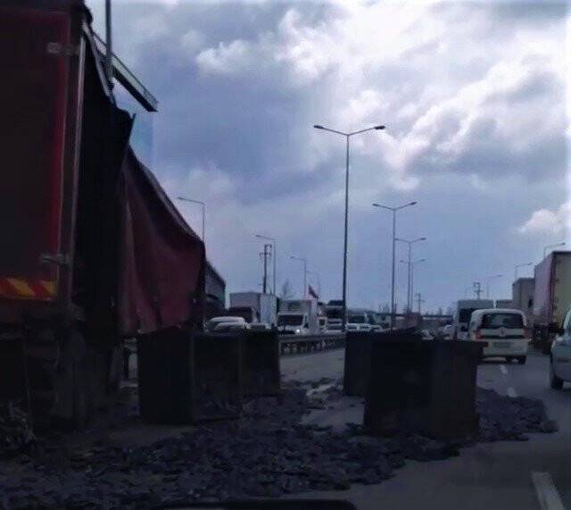 Kamyon ile otomobil karıştığı kaza D-100’ü kilitledi