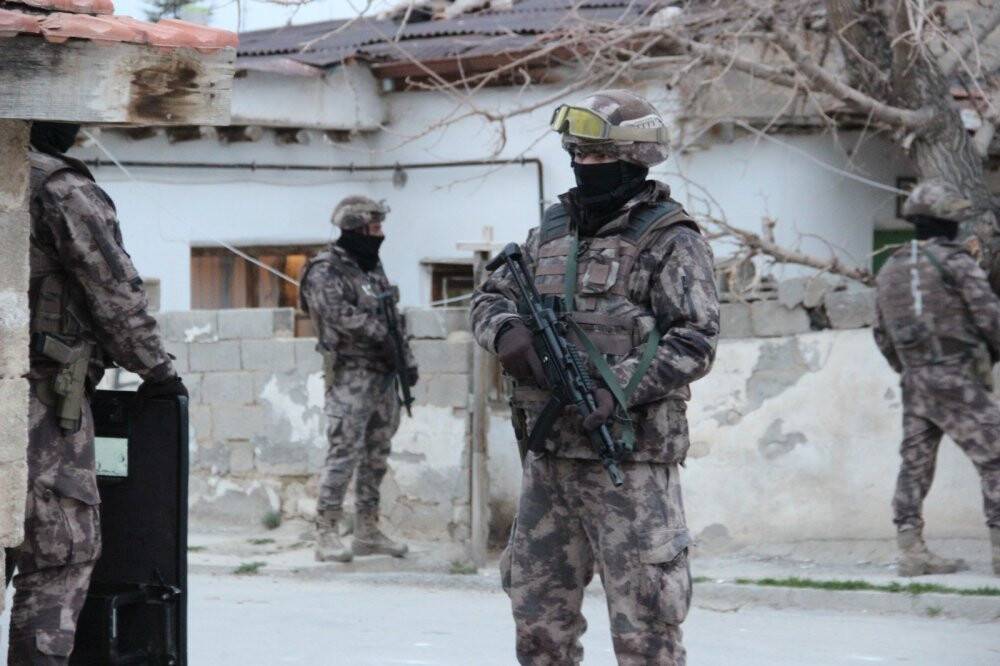 Konya dahil 5 ilde uyuşturucu satıcılarına şafak operasyonu: 34 gözaltı