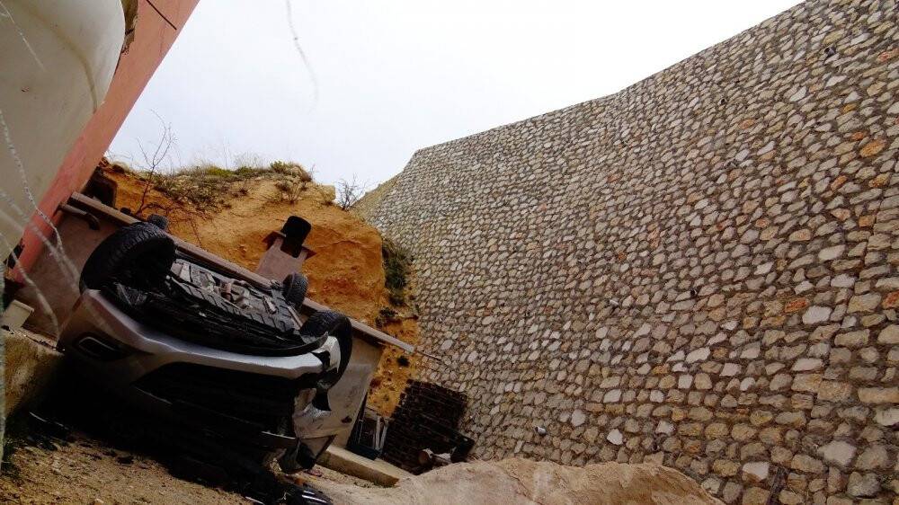 Konya'da otomobiliyle 30 metre yüksekten düşen hemşire ağır yaralandı