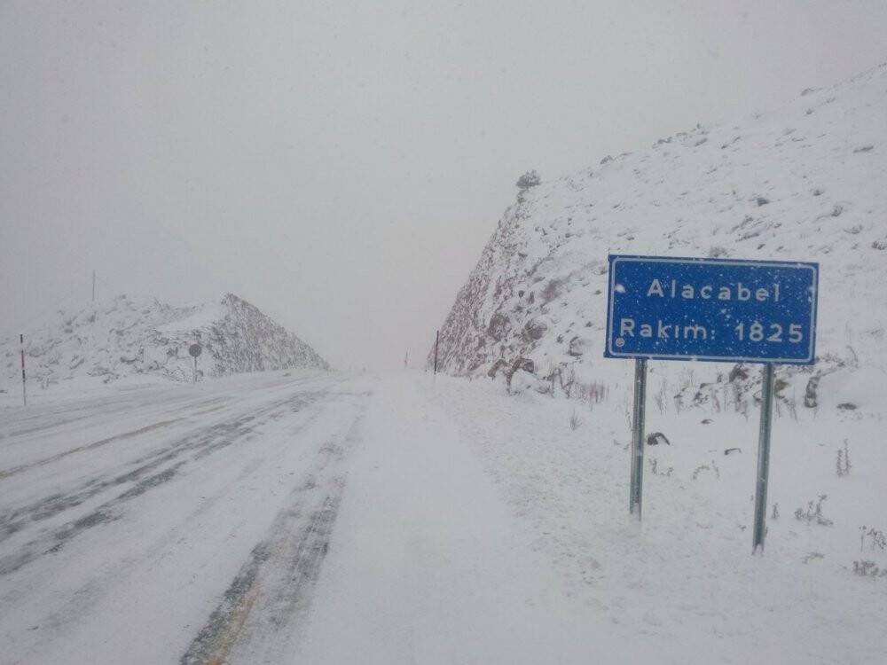 Konya-Antalya karayolunda kar kalınlığı 50 santime ulaştı