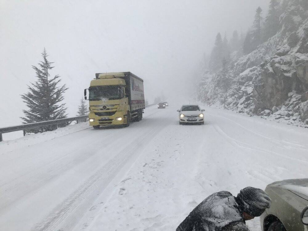 Konya-Antalya karayolunda kar kalınlığı 50 santime ulaştı