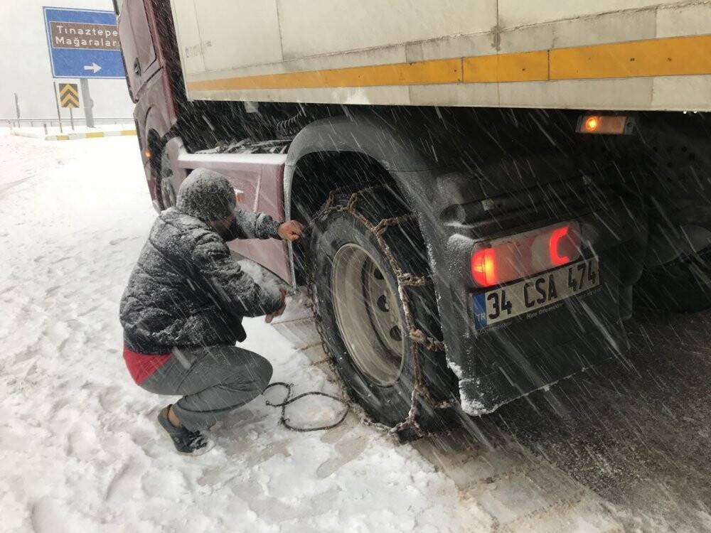 Konya-Antalya karayolunda kar kalınlığı 50 santime ulaştı