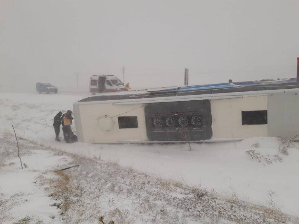 Konya’da yolcu otobüsü şarampole yan yattı: 6 yaralı