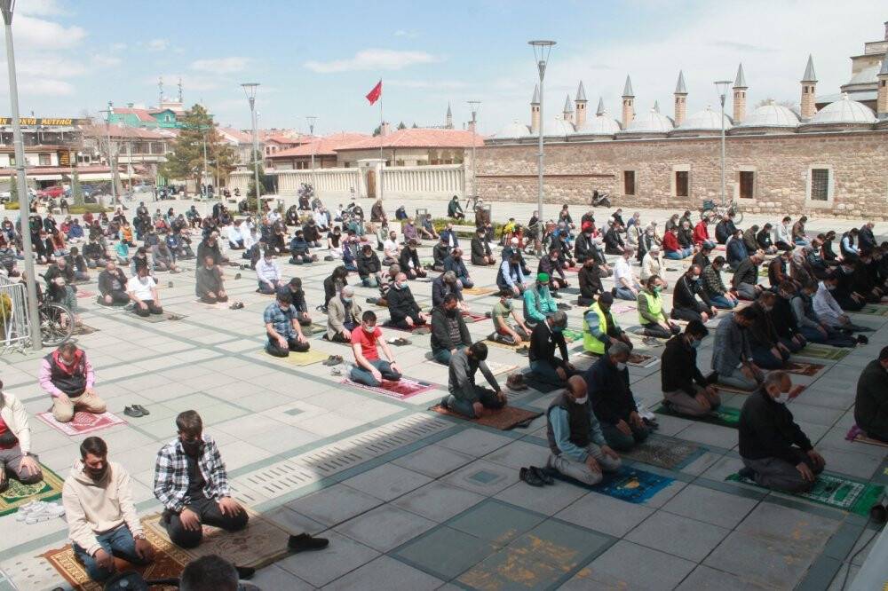 Konya’da Ramazan ayının ilk cuma namazı tedbirlerle kılındı