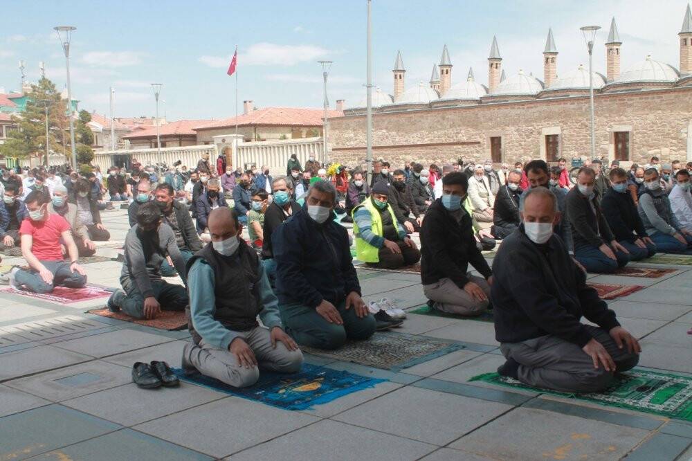 Konya’da Ramazan ayının ilk cuma namazı tedbirlerle kılındı